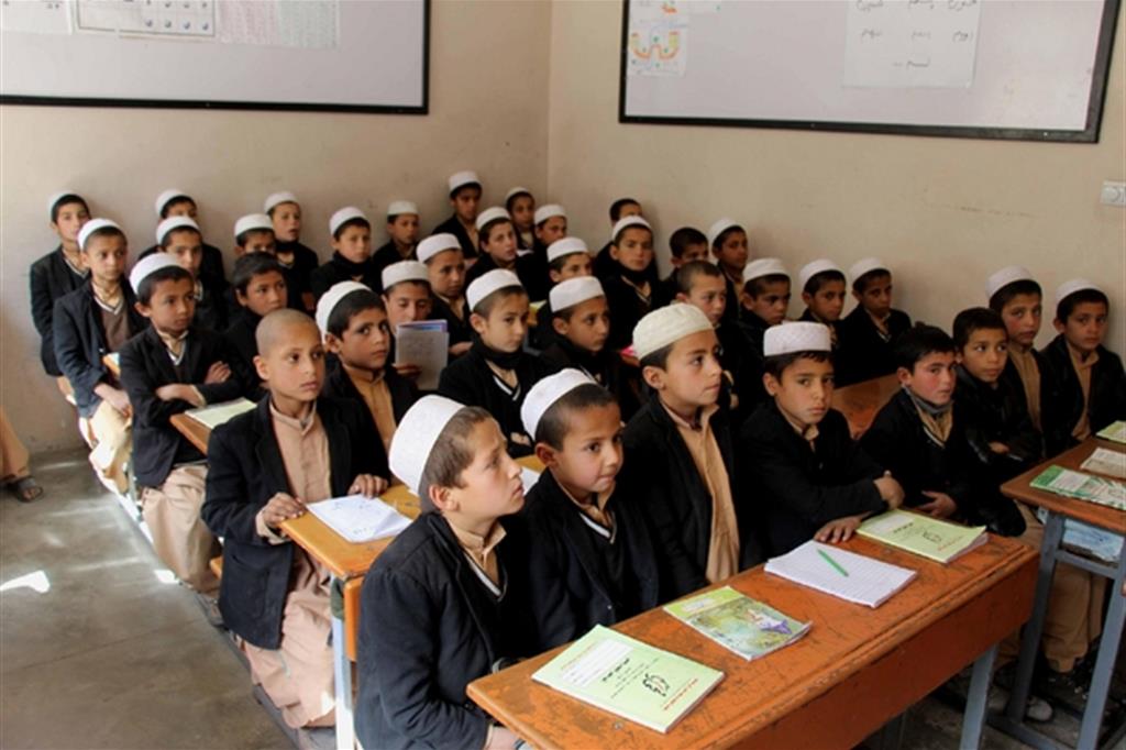 Una classe di ragazzini delle elementari a Kabul