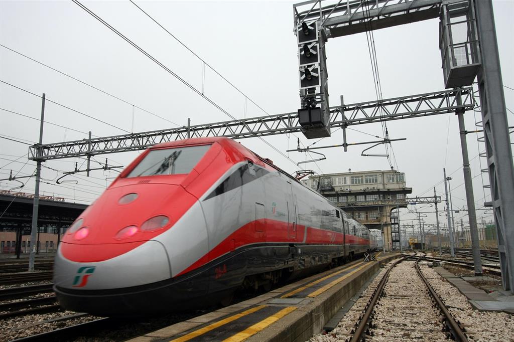 Un treno dell'Alta Velocità nei pressi della stazione di Bologna (Ansa)