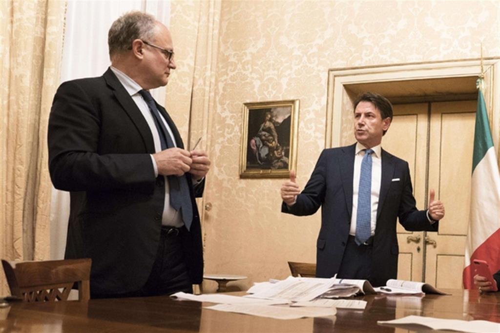 Il presidente del Consiglio Giuseppe Conte (D) con il ministro dell'Economia, Roberto Gualtieri (Ansa)