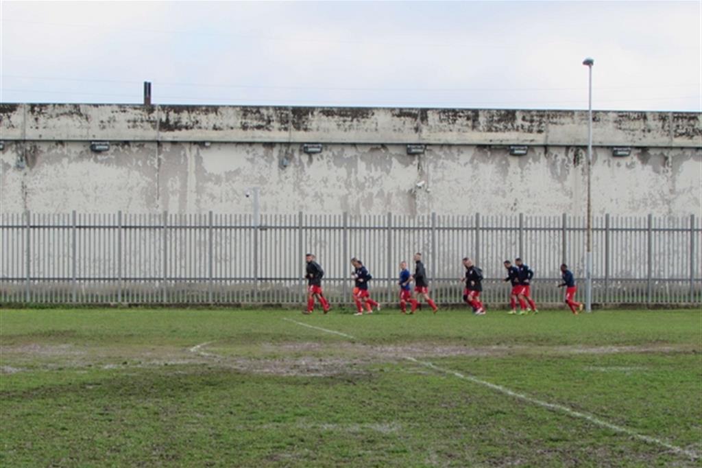L’allenamento di “Pallalpiede”, la squadra di Terza categoria dei detenuti del carcere Due Palazzi di Padova / A. Facchinetti