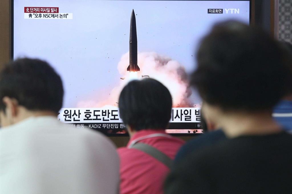 Nella Corea del Sud si segue con apprensione la notizia del lancio dei missili nordcoreani (Ansa)