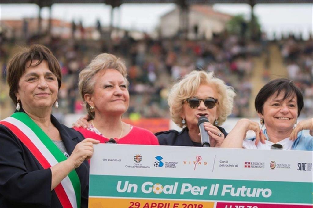 Le donne simbolo di Casale Monferrato alla partita del cuore dello scorso aprile, organizzata per sostenere l'hospice. Da sinistra: la sindaca Titti Palazzetti, la responsabile dell’hospice Paola Budel, l’oncologa Daniela Degiovanni, la coordinatrice infermieristica di Vitas Paola Ballarino