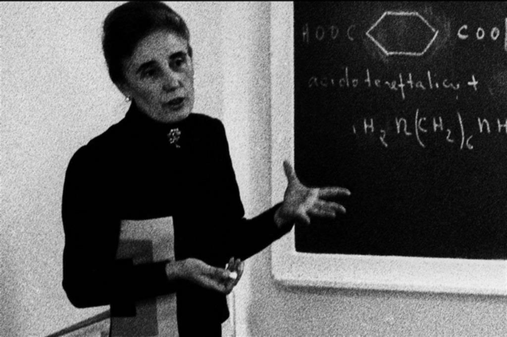 La beata Guadalupe Ortiz de Landázuri mentre insegna chimica
