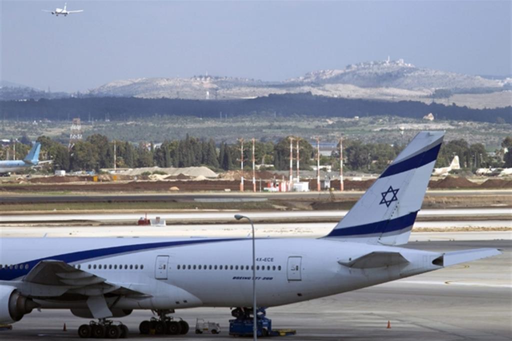 Un aereo di EL AL all'aeroporto Ben Gurion di Tel Aviv (Ansa)