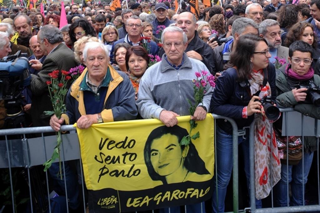 Folla in piazza Beccaria a Milano per i funerali di Lea Garofalo il 19 ottobre 2013. La donna era morta nel 2009 (Fotogramma)