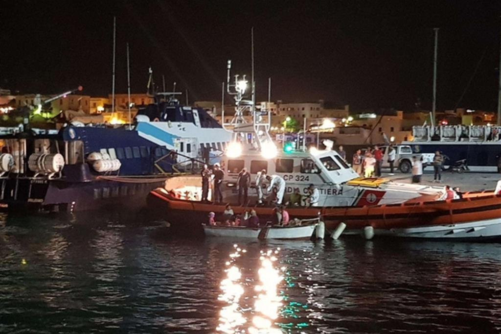 Una motovedetta della Guardia costiera in porto a Lampedusa in una recente immagine d'archivio (Ansa)