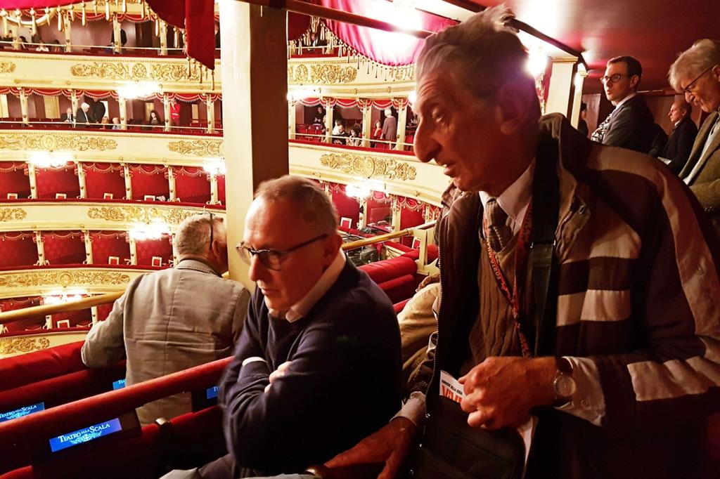A destra, Enrico Fumagalli, loggionista di 85 anni nel teatro alla Scala di Milano