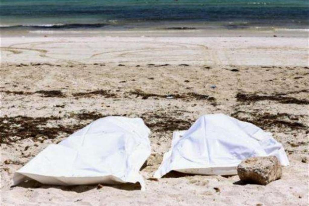 Il mare restituisce le vittime del naufragio di Zarzis: 38 corpi in spiaggia