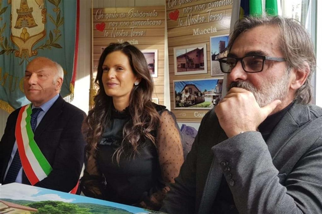 Il sindaco di Muccia con Andrea Boccelli e la moglie Veronica Berti