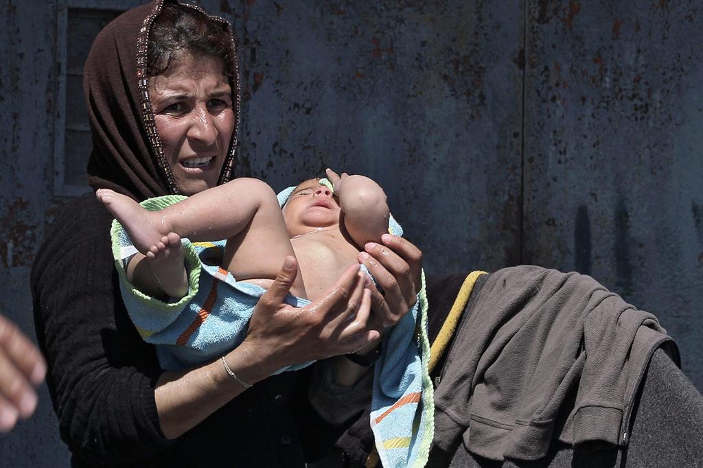 Una mamma accolta in un centro di prima accoglienza per migranti con il suo bambino