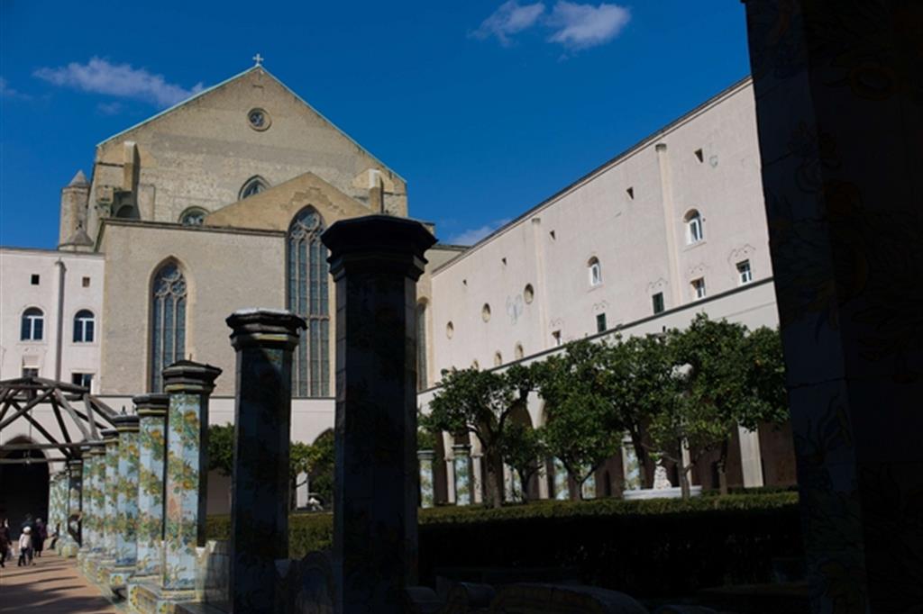 il chiostro maiolicato di Santa Chiara a Napoli
