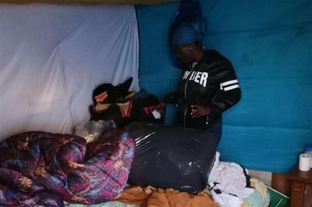 L’interno della baracca dei due immigrati ghanesi sgomberati (foto Mira)
