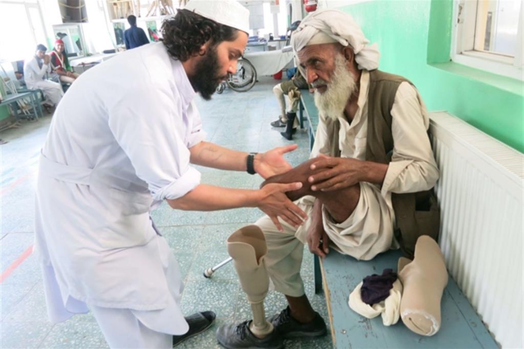 Zabhi Erfani al lavoro con un paziente amputato