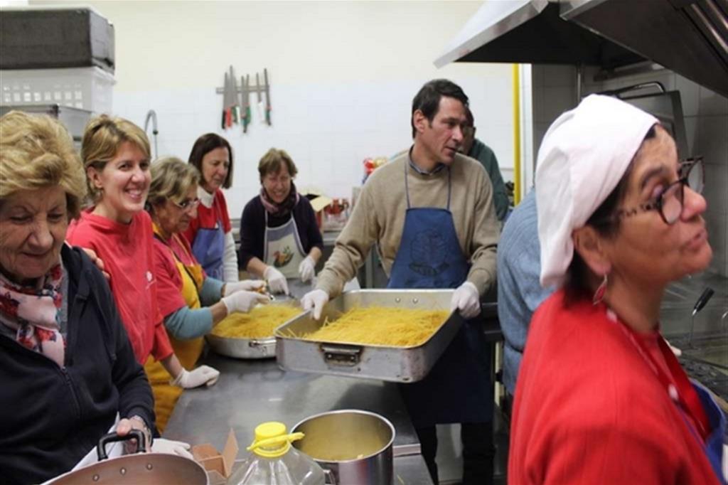Volontari in una mensa della Caritas a Catania