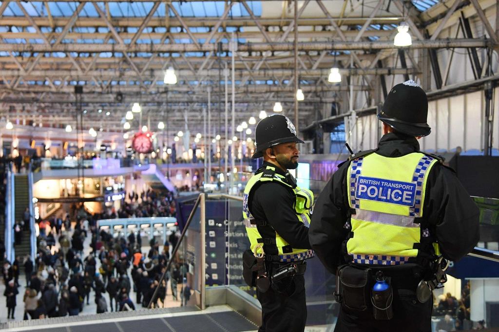 Poliziotti presidiano la stazione di Waterloo, dove ieri è stato ritrovato uno dei pacchi bomba (Ansa)