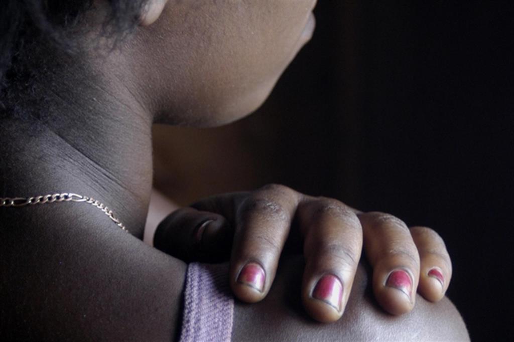 Salvate 19 ragazze incinte e quattro bimbi che stavano per essere ceduti. Le vittime venivano attirate a Lagos con l’inganno e poi costrette a subire rapporti sessuali per renderle gravide. Due arresti.