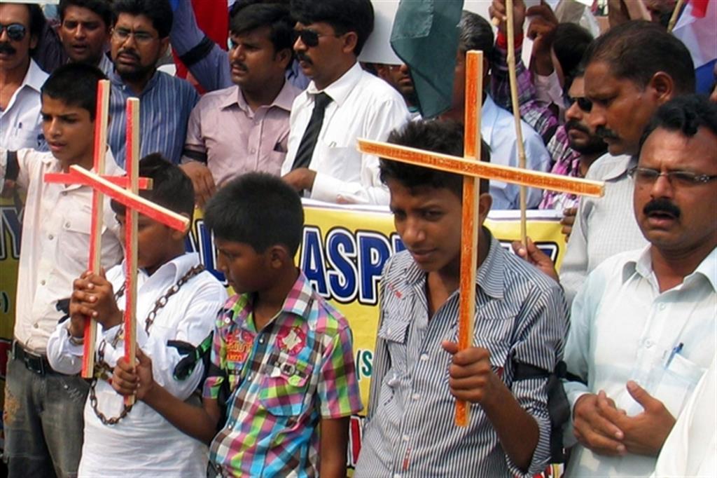 Una manifestazione della minoranza cristiana in Pakistan (Ansa)