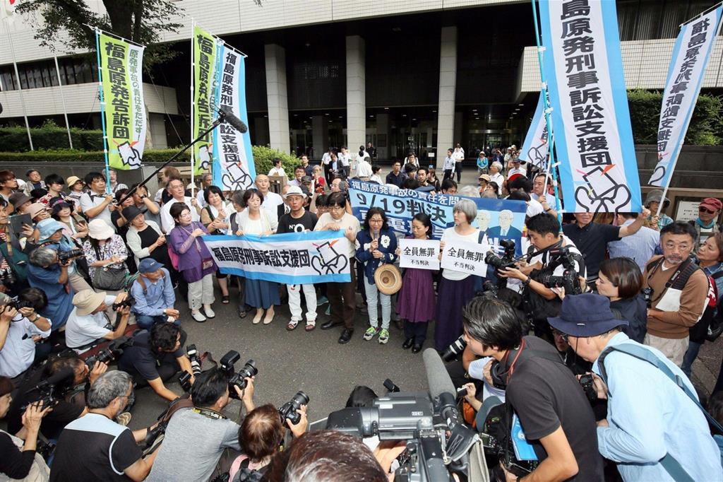 La protesta degli attivisti fuori la Corte di Tokyo (Ansa)
