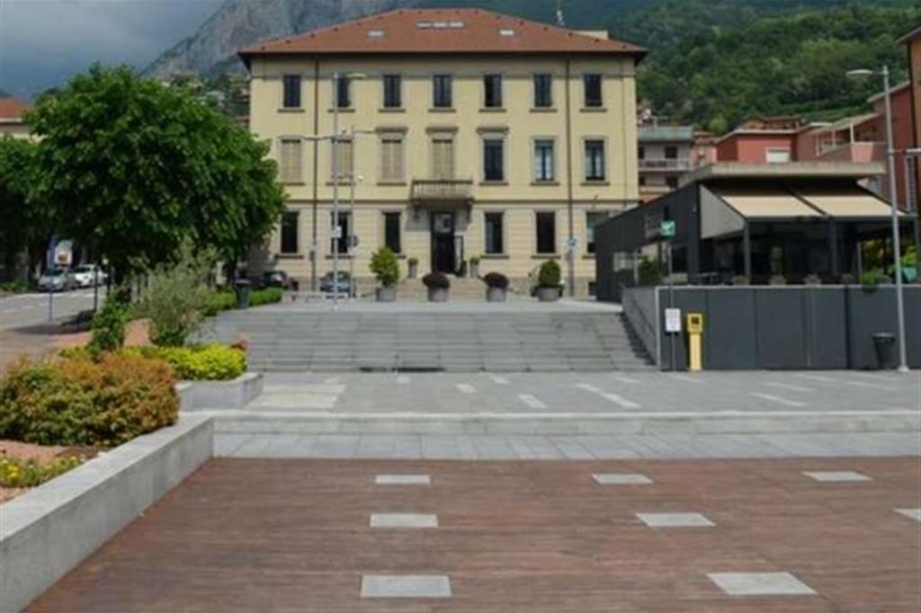 La piazza del municipio di Calolziocorte, finito al centro delle polemiche