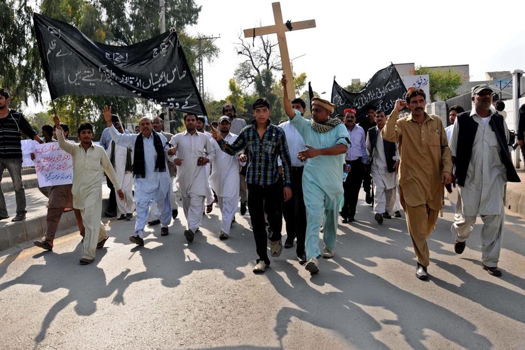 Cristiani in piazza a Peshawar contro le discriminazioni (Ansa)