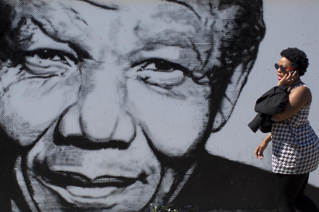 Una gigantografia  di Nelson Mandela a Soweto, Johannesburg (Ansa/Ap)