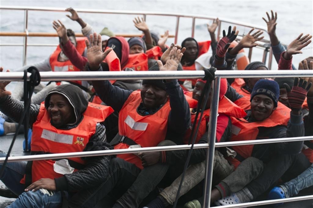 Il  trasbordo dei migranti dalla nave Sea Eye (Alexander Draheim /sea-eye.org)