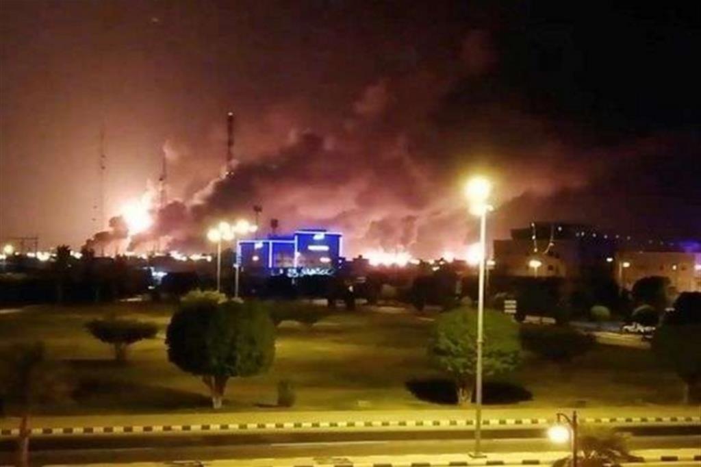 L'impianto di raffinazione di Abqaiq avvolto dalle fiamme