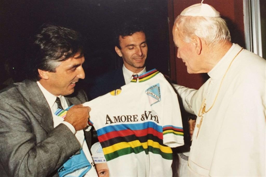 Giovanni Paolo II con Ivano Fanini e Claudio Golinelli, campione del mondo di ciclismo su pista