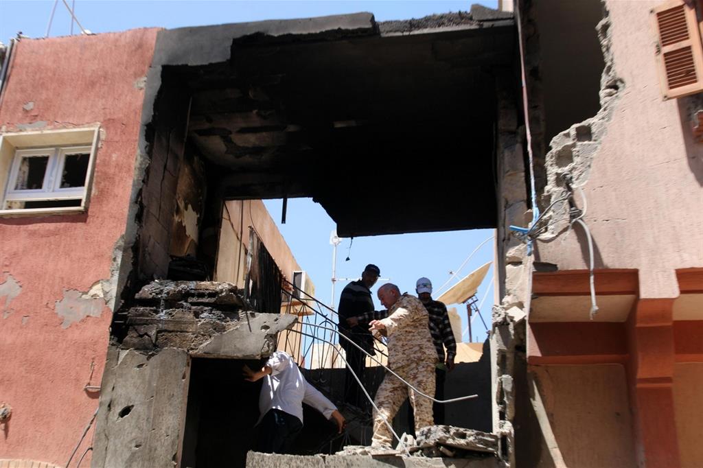 Una casa distrutta dai bombardamenti nella periferia meridionale di Tripoli