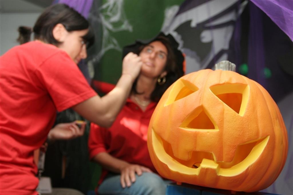Giovani si preparano alla festa di Halloween (Archivio Ansa)