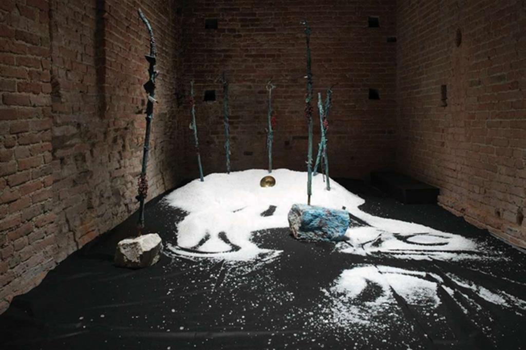 Una delle installazioni di Massimo Lippi nella mostra “Magazzino del Sole” a Siena (Alberto Muciaccia)
