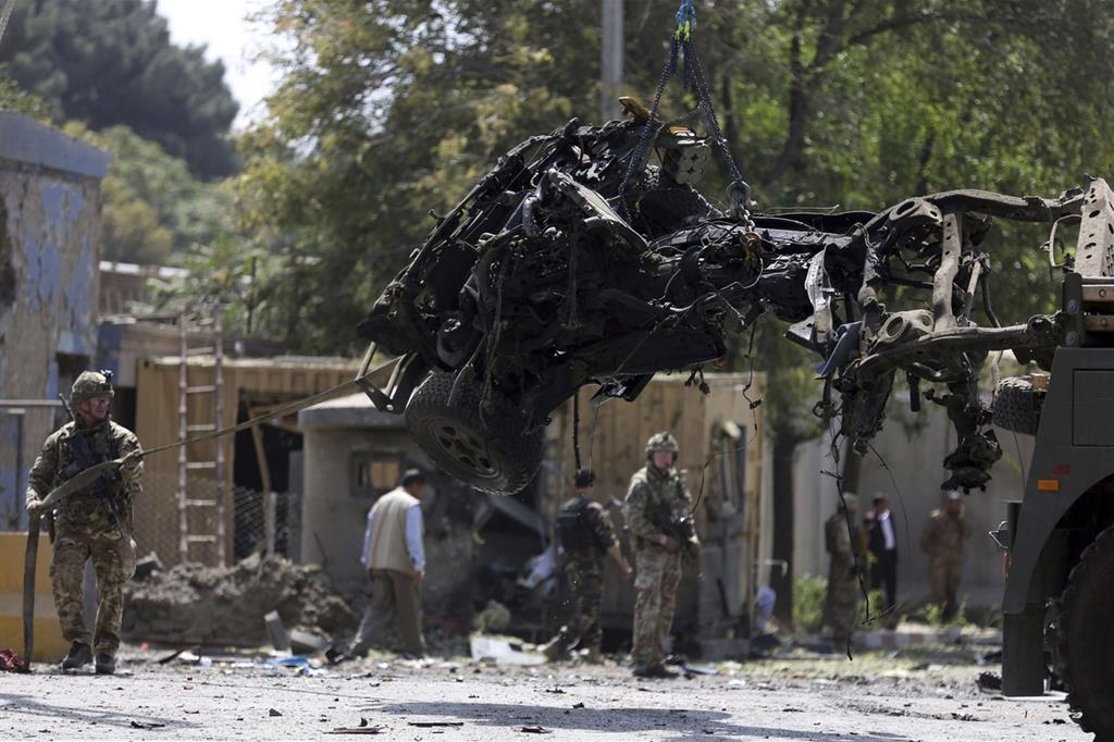 La rimozione dell'autobomba usata per l'ultimo attentato a Kabul (Ap)