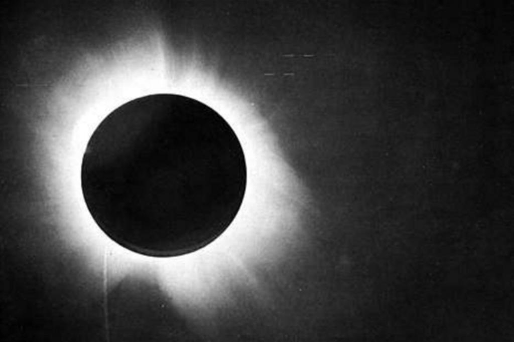L'eclissi di sole del 29 maggio 1919 fotografata da Arthur Eddington