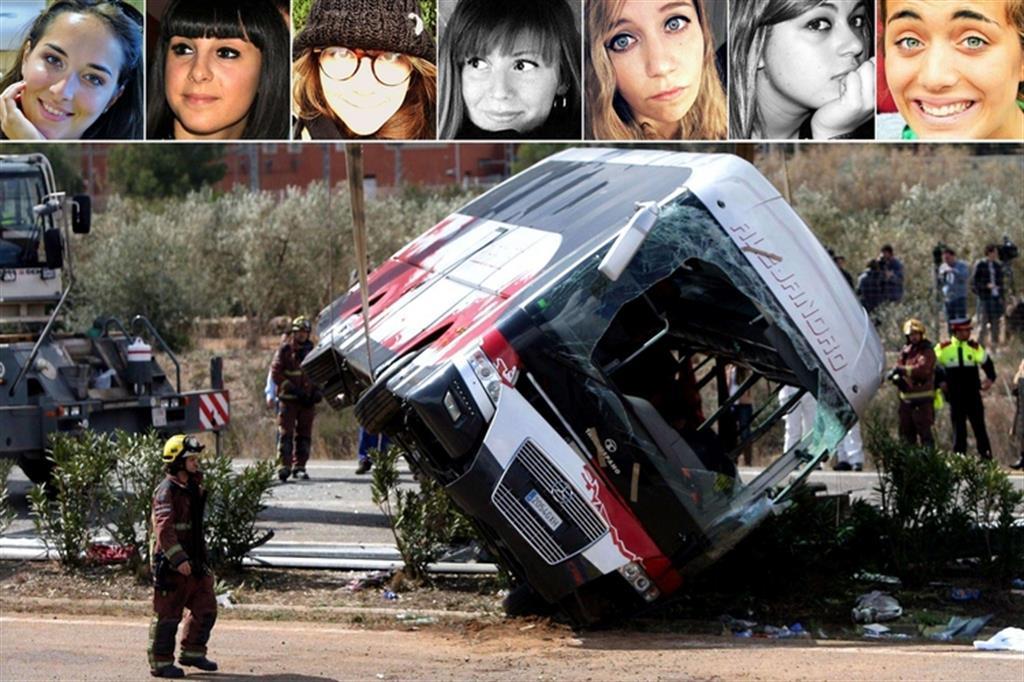 L'autobus spagnolo dopo l'incidente in cui morirono 13 persone, tra cui 7 studentesse italiane (nelle foto piccole in alto)