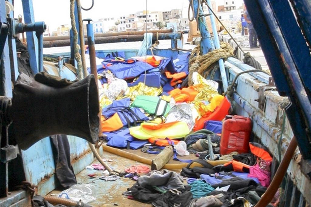 Un barcone naufragato a Lampedusa (Ansa)