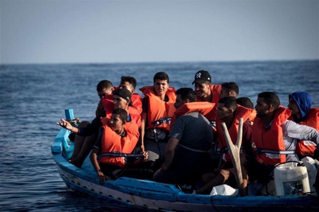 Scendono in 5 dalla nave Alan Kurdi. Uno aveva tentato il suicidio
