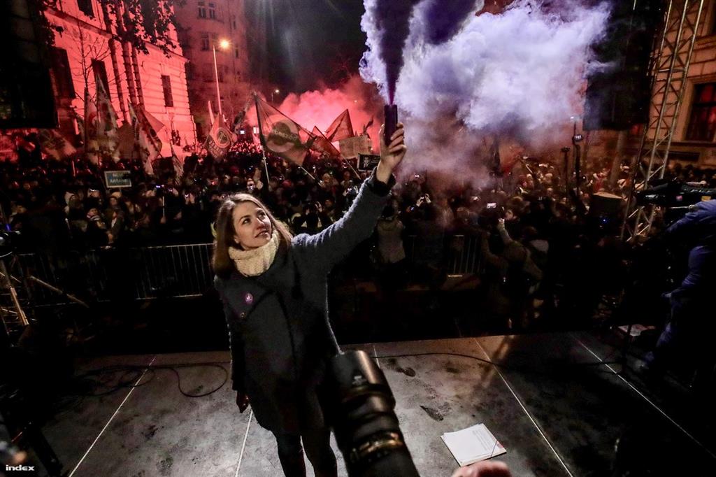 Anna Donath nelle proteste a Budapest dello scorso dicembre, poco prima di essere fermata dalla polizia