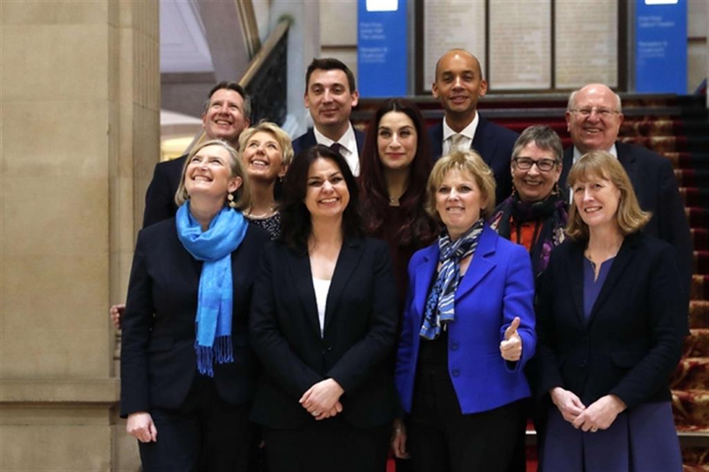 Gli undici deputati ribelli, laburisti e conservatori, che hanno dato vita a un gruppo indipendente per evitare l'uscita senza accordo dalla Ue (Ansa)