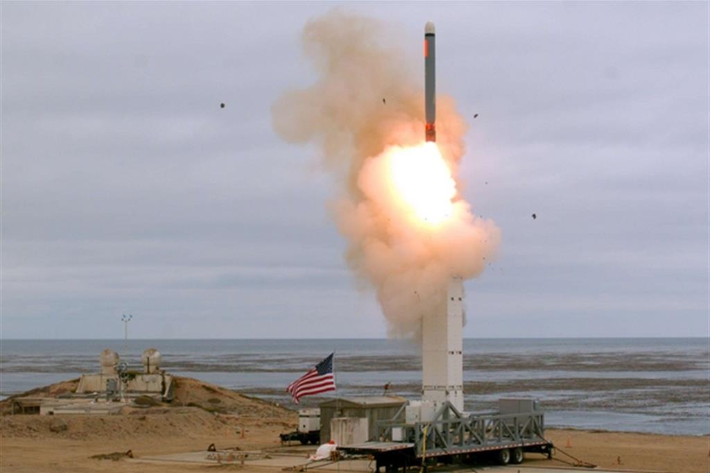 Il lancio del missile dall'isola di San Nicolas al largo della California (Ansa)