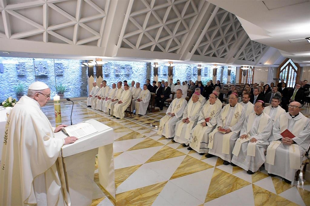 Il Papa celebra Messa nella cappella di Casa Santa Marta (Vatican Media)