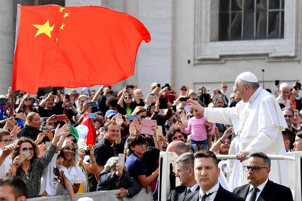 Il Papa ha salutato i fedeli prima di dare inizio all'udienza: in piazza San Pietro sventolava anche la bandiera cinese (Ansa)