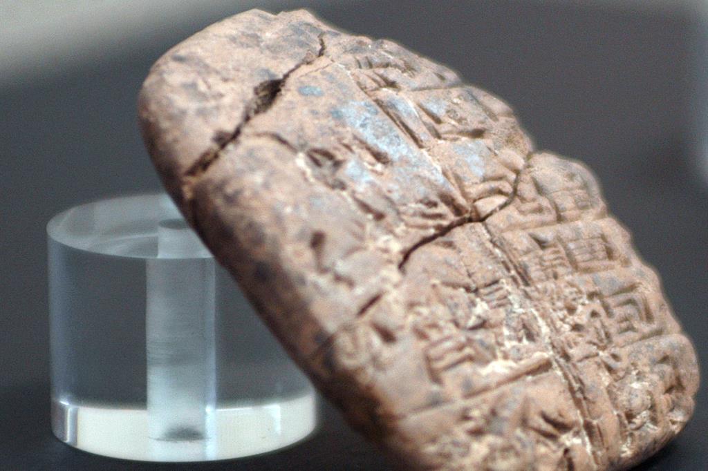 Una tavoletta di argilla con scrittura cuneiforme (Ansa)