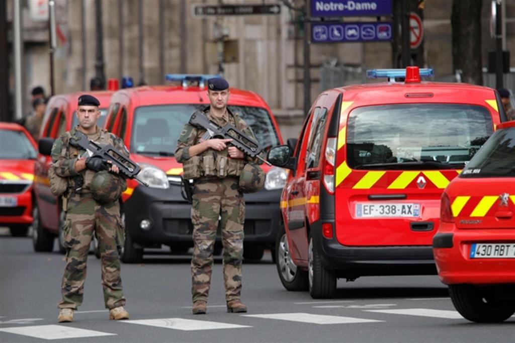 Due soldati di guardia nei presso della Prefettura di polizia di Parigi (Afp)