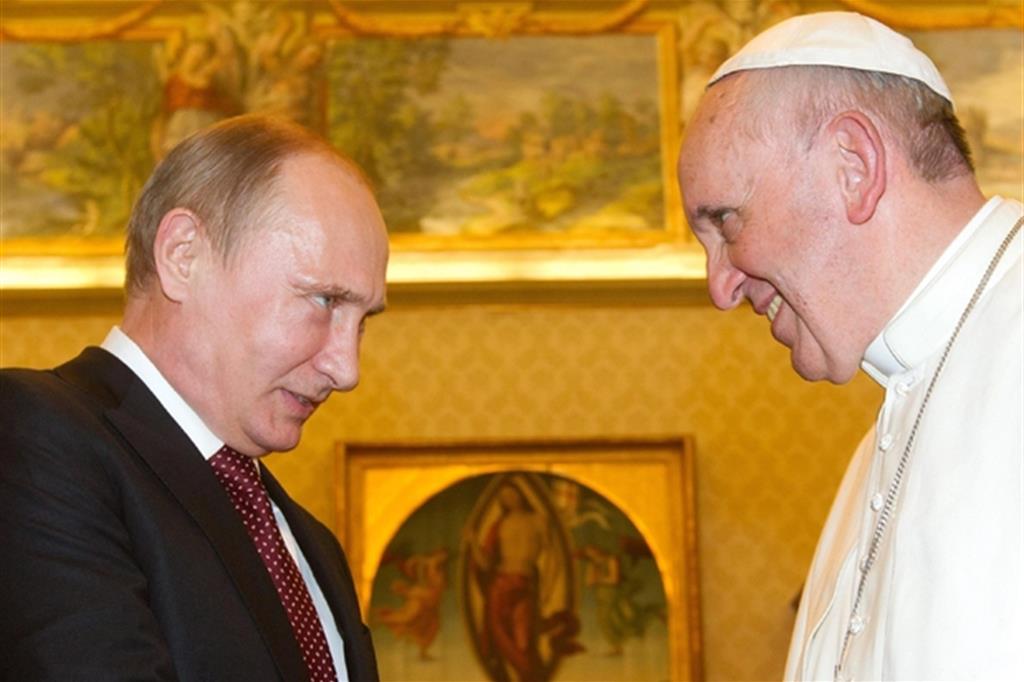 Vladimir Putin e papa Francesco nell'udienza privata in Vaticano il 25 novembre 2013 (archivio Ap)