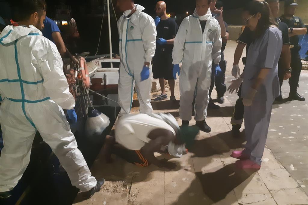 Lo sbarco dei migranti della Alex a Lampedusa (Foto Ilaria Solaini)