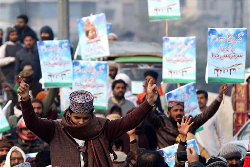 Fondamentalisti islamici in piazza a Lahore contro l'assoluzione e la liberazione di Asia Bibi (Ansa)