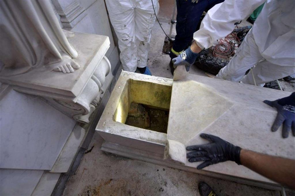 La foto fornita da Vatican Media mostra l'apertura delle tome nel Cimitero Teutonico