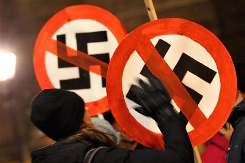 Una manifestazione contro i neonazisti a Dresda, nell'Est della Germania