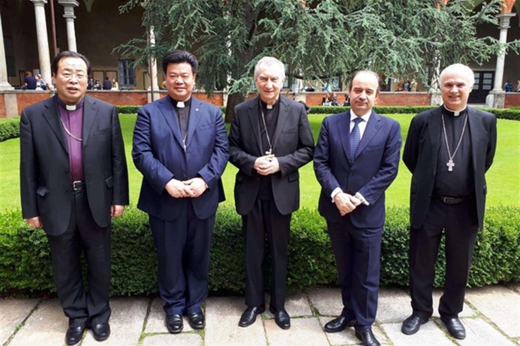 I due vescovi cinesi Li Shan (Pechino) e Huang Bingzhang (Shantou), il cardinale segretario di Stato Pietro Parolin, Anelli e Giuliodori (ANSA/CATTOLICA DEL SACRO CUORE)