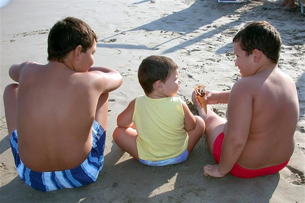 Bambini sovrappeso in spiaggia (Archivio Ansa)